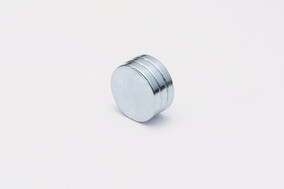 Magnet pin attachment